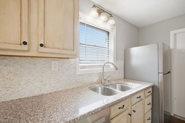 1526 W Bankhead, Weatherford, TX 76086