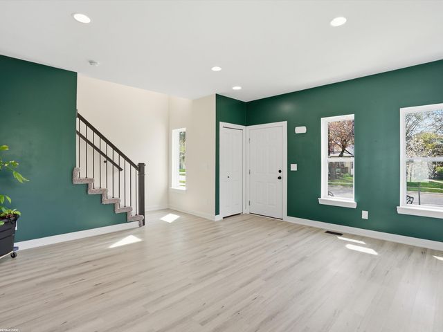 21719 Elizabeth Street, St Clair Shores, MI 48080