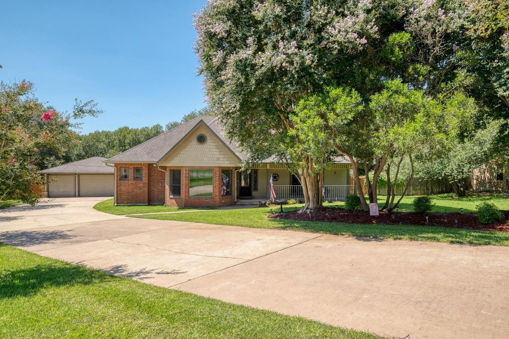 170 Oak Creek CIR, Luling, TX 78648