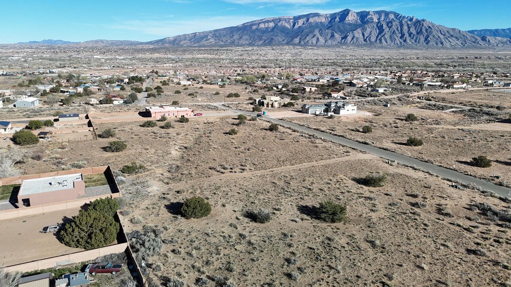 Image 5 of property listing at 7229 Nagoya Road NE, Rio Rancho, NM 87144