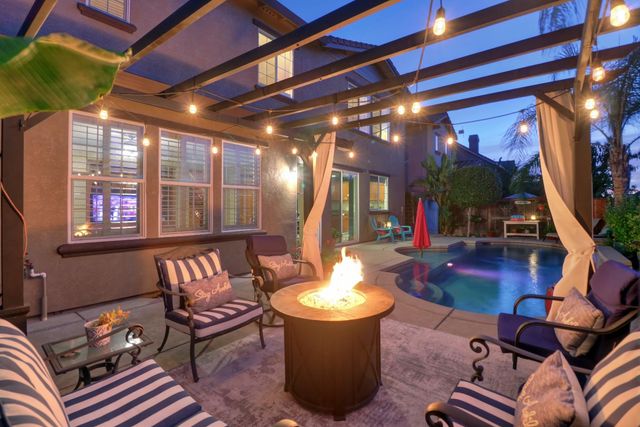 2053 Camp Whitney Cir, Rocklin, CA 95765