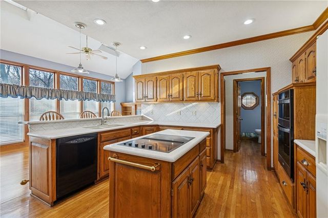 5633 Oakview Street, Shawnee, KS 66216