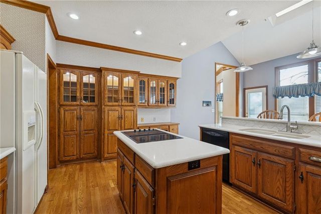 5633 Oakview Street, Shawnee, KS 66216