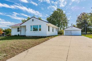 915 Suburban Street NE, Cedar Rapids, IA 52402