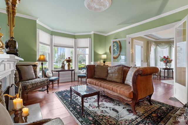 701 Oleander Avenue, Bakersfield, CA 93304