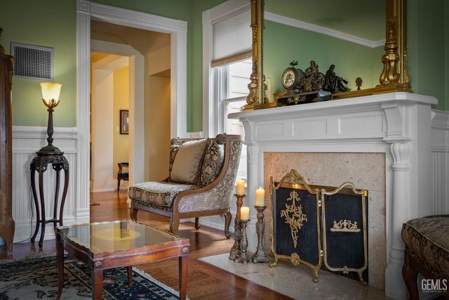 701 Oleander Avenue, Bakersfield, CA 93304