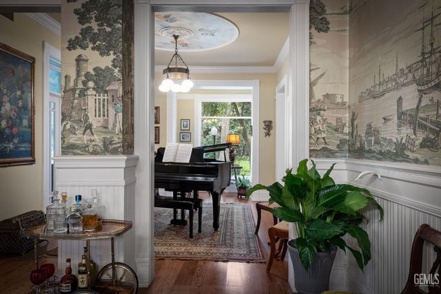 701 Oleander Avenue, Bakersfield, CA 93304