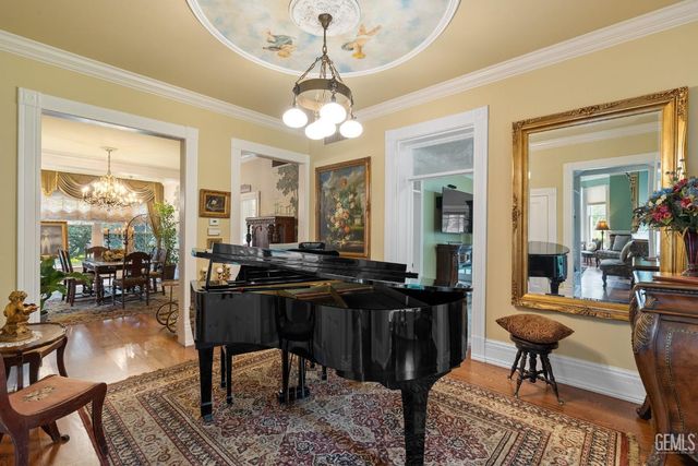 701 Oleander Avenue, Bakersfield, CA 93304