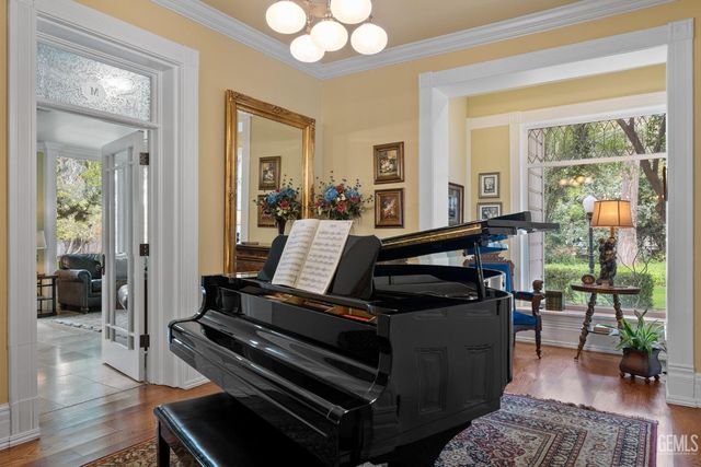 701 Oleander Avenue, Bakersfield, CA 93304