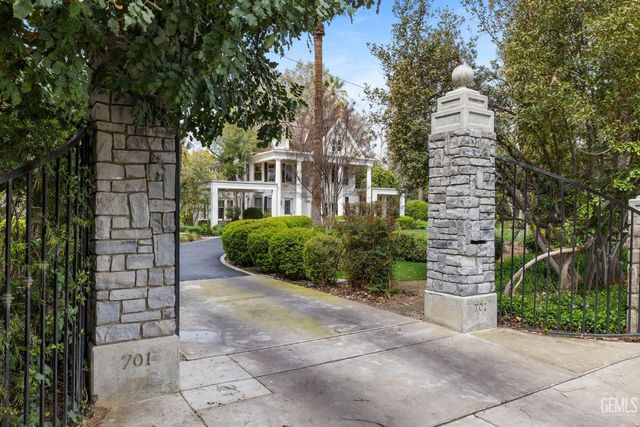 701 Oleander Avenue, Bakersfield, CA 93304