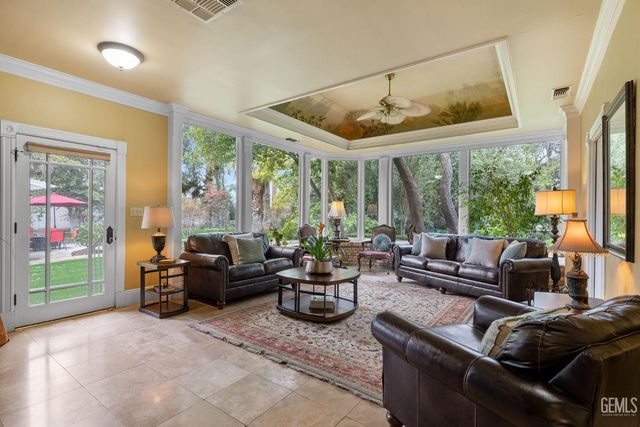 701 Oleander Avenue, Bakersfield, CA 93304