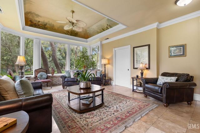 701 Oleander Avenue, Bakersfield, CA 93304