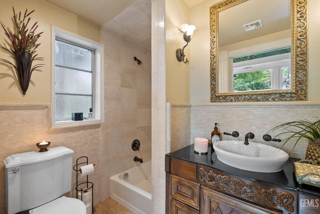 701 Oleander Avenue, Bakersfield, CA 93304