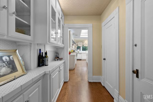 701 Oleander Avenue, Bakersfield, CA 93304