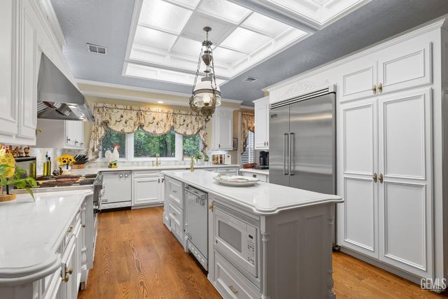 701 Oleander Avenue, Bakersfield, CA 93304