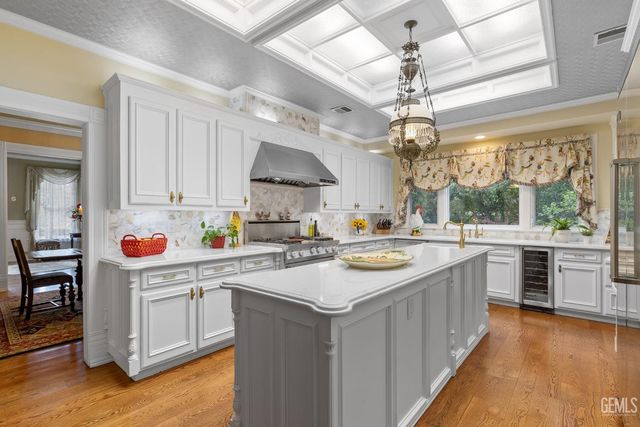 701 Oleander Avenue, Bakersfield, CA 93304