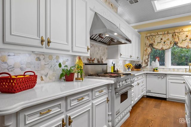 701 Oleander Avenue, Bakersfield, CA 93304