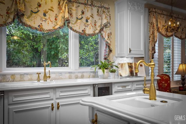 701 Oleander Avenue, Bakersfield, CA 93304