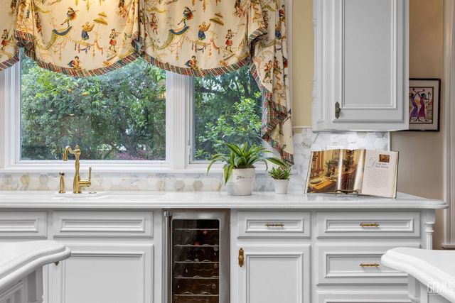 701 Oleander Avenue, Bakersfield, CA 93304