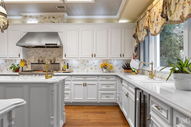 701 Oleander Avenue, Bakersfield, CA 93304