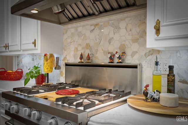 701 Oleander Avenue, Bakersfield, CA 93304