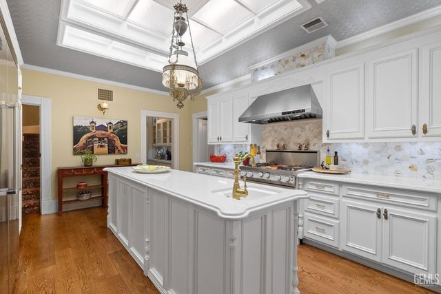 701 Oleander Avenue, Bakersfield, CA 93304