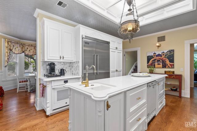 701 Oleander Avenue, Bakersfield, CA 93304