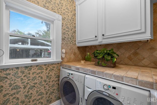 701 Oleander Avenue, Bakersfield, CA 93304