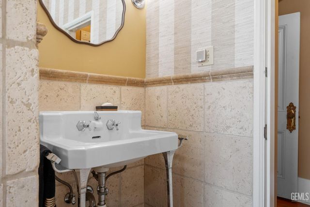 701 Oleander Avenue, Bakersfield, CA 93304