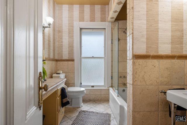 701 Oleander Avenue, Bakersfield, CA 93304