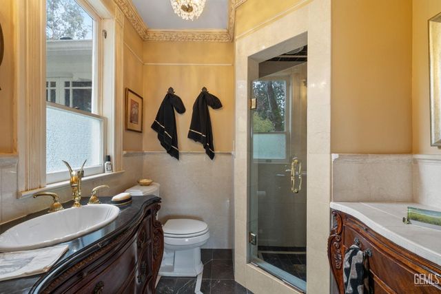 701 Oleander Avenue, Bakersfield, CA 93304