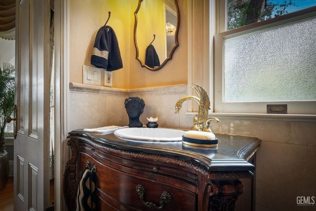 701 Oleander Avenue, Bakersfield, CA 93304