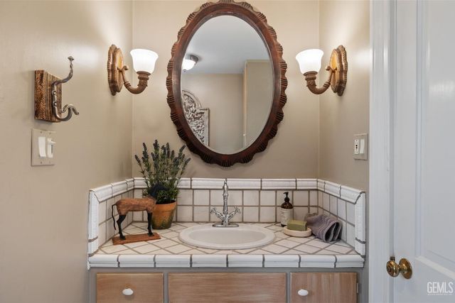 701 Oleander Avenue, Bakersfield, CA 93304