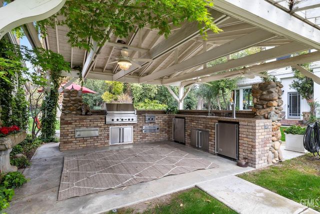 701 Oleander Avenue, Bakersfield, CA 93304