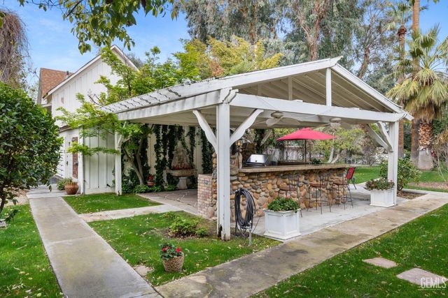 701 Oleander Avenue, Bakersfield, CA 93304