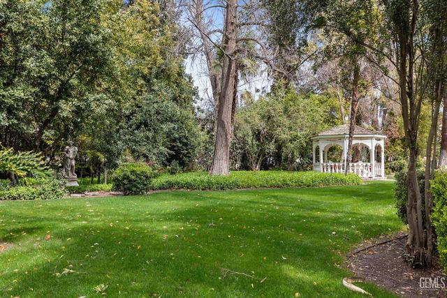 701 Oleander Avenue, Bakersfield, CA 93304