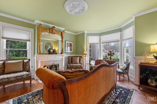 701 Oleander Avenue, Bakersfield, CA 93304