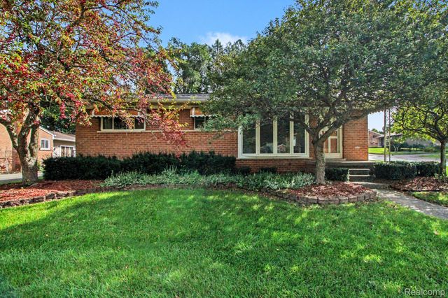 1085 Queen Court, Milford Village, MI 48381