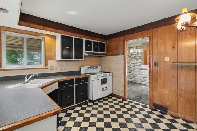 1085 Queen Court, Milford Village, MI 48381