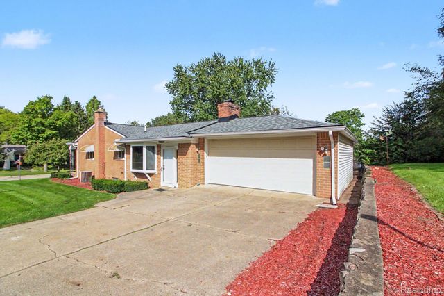 1085 Queen Court, Milford Village, MI 48381