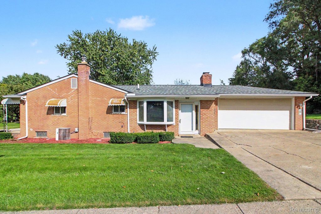 1085 Queen Court, Milford Village, MI 48381