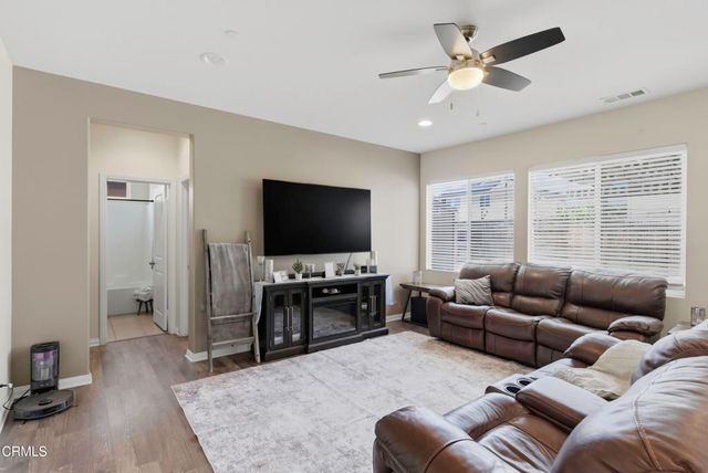 5018 Gleaming Gem Way, Bakersfield, CA 93313