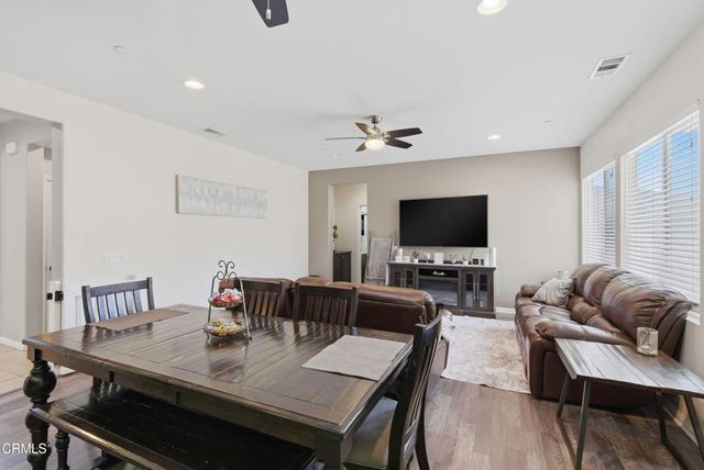 5018 Gleaming Gem Way, Bakersfield, CA 93313