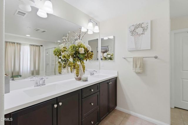 5018 Gleaming Gem Way, Bakersfield, CA 93313