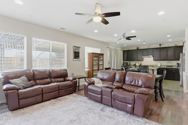5018 Gleaming Gem Way, Bakersfield, CA 93313