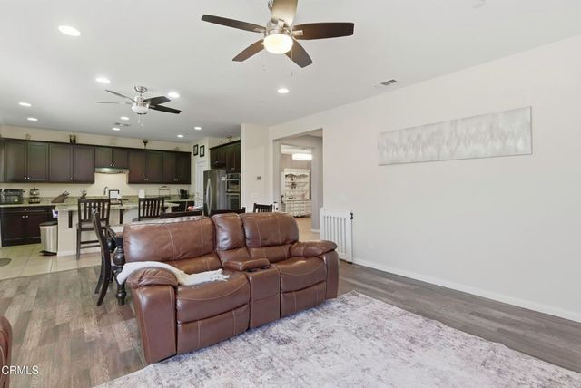 5018 Gleaming Gem Way, Bakersfield, CA 93313