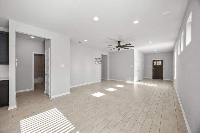 225 Unforgiven LN, Jarrell, TX 76537