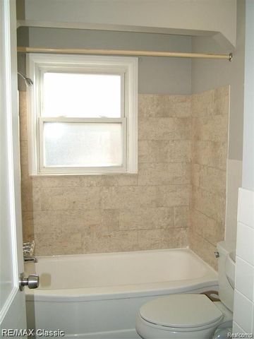 2702 N Main Street, Royal Oak, MI 48073