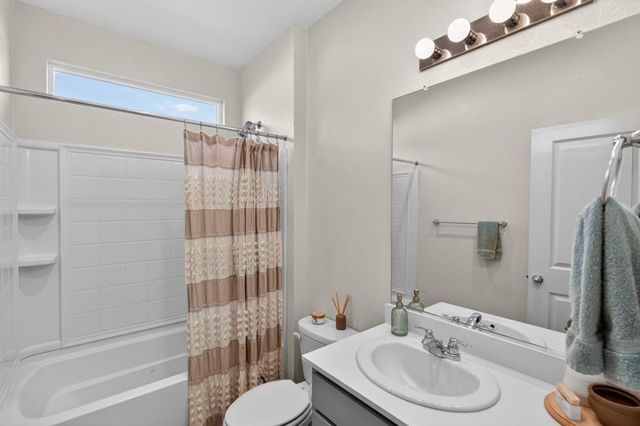 1348 S Kestrel Ln, Stockton, CA 95215