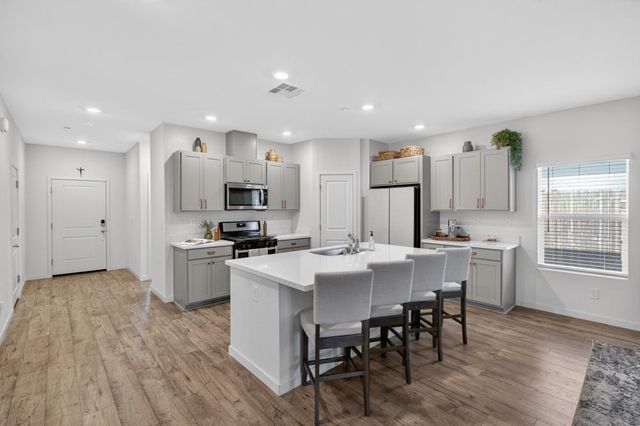 1348 S Kestrel Ln, Stockton, CA 95215